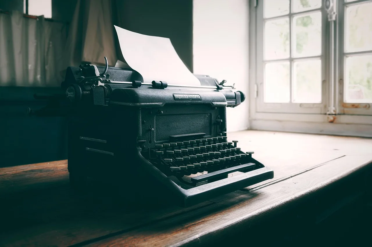 typewriter, write, old, vintage, author, writer, retro, wisdom, paper. B2B content marketing examples: the patterns that repeat