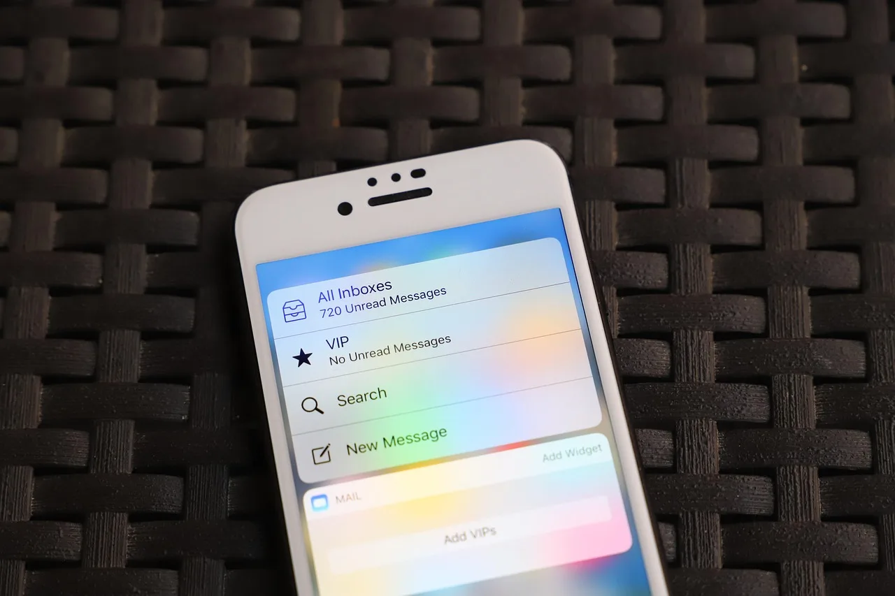 iphone, smartphone, social media, phone, mobile phone, icon, display, app, social networks, internet, social, email, mail, email, email, email, email, email. Lessons hiding in the B2B email marketing examples