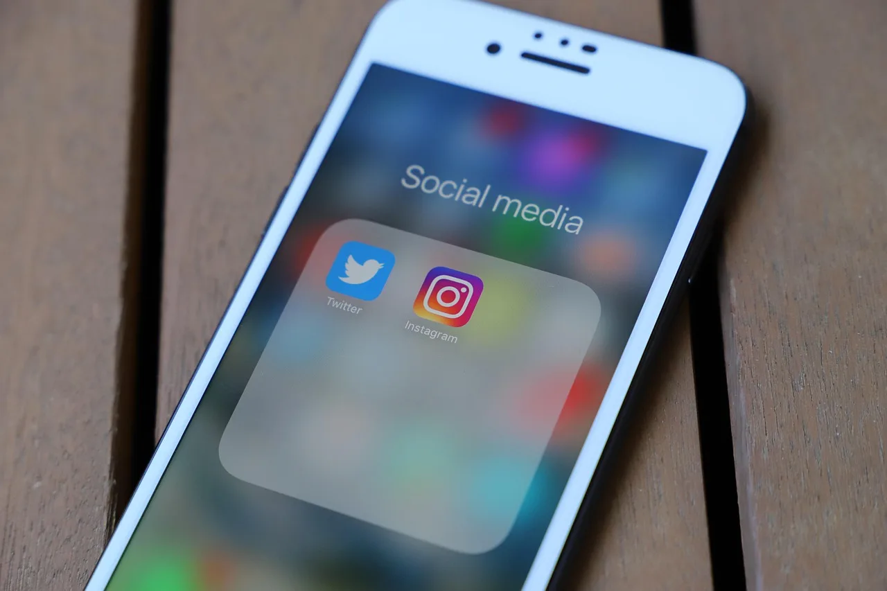 iphone, smartphone, social media, phone, mobile phone, icon, display, app, social networks, internet, social, facebook, instagram, twitter, social media, instagram, instagram, twitter, twitter, twitter, twitter, twitter. Making sense of B2B social media marketing mistakes: the 2027 view