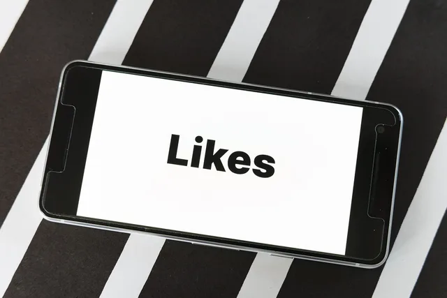 mockup, screen, smartphone, website, blog, word, thumbs up, count, social, media, influencer, facebook, statistics, number, instagram, marketing, twitter, internet, communication, network, youtube, xing, skype, like, influencer, youtube, youtube, youtube, youtube, youtube. 5 plain facts about B2B social media marketing trends