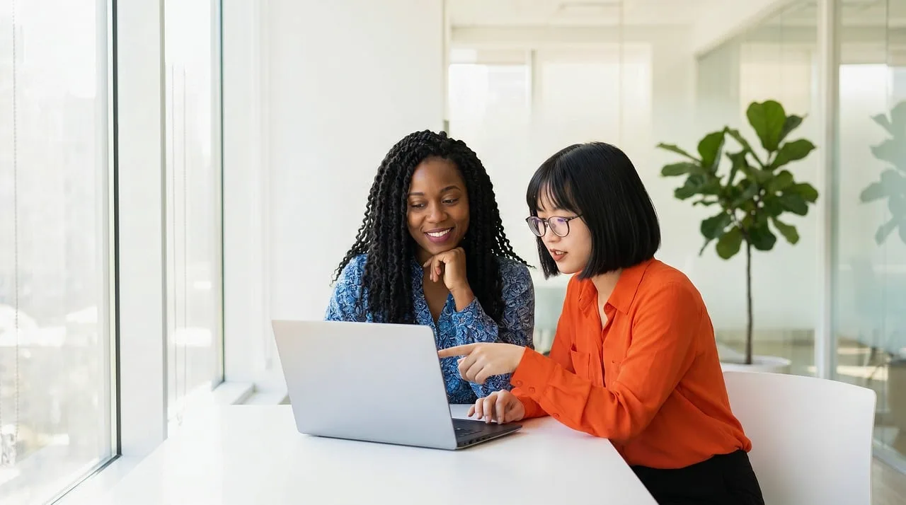 women, diversity, collaboration, teamwork, laptop, office, learning, technology, discussion, meeting, smiling, professional, colleagues, training, modern, workplace, pointing, support, mentoring. How to improve B2B content marketing for business teams